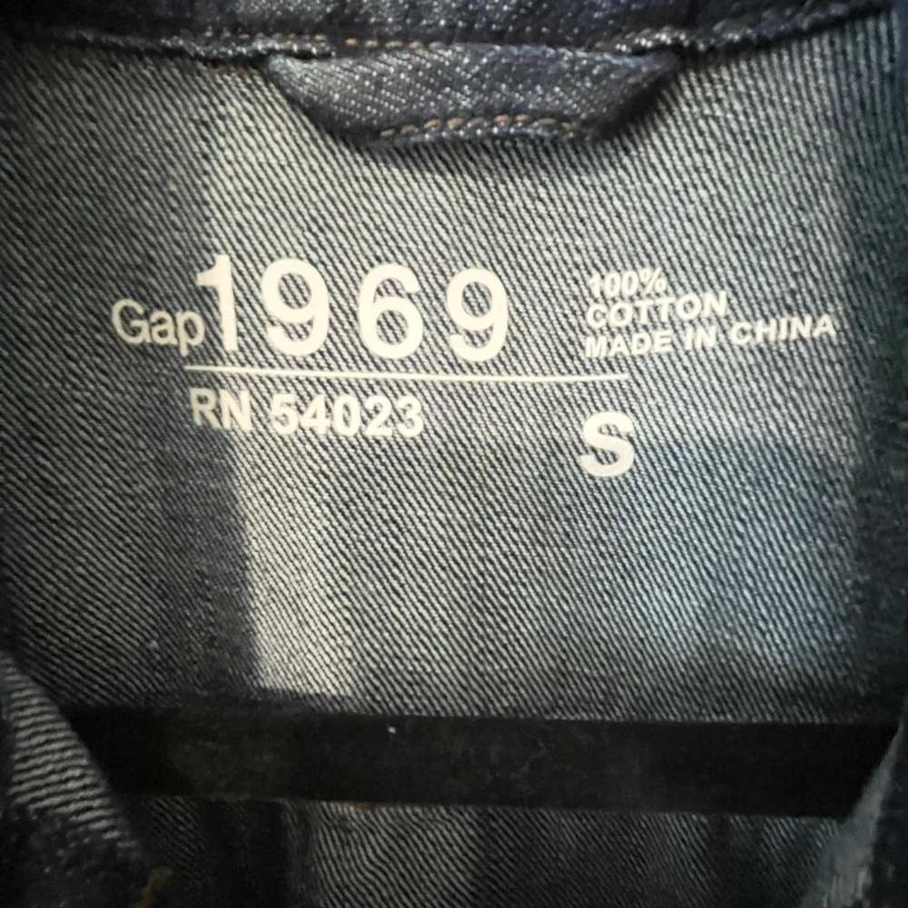 GAP 1969 Classic Denim Jacket dark wash, size S - Picture 3 of 8